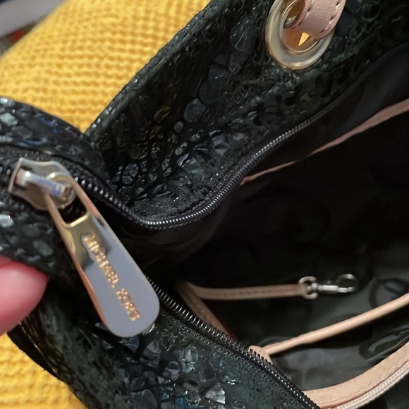 Michael Kors purse - Picture 4 of 5